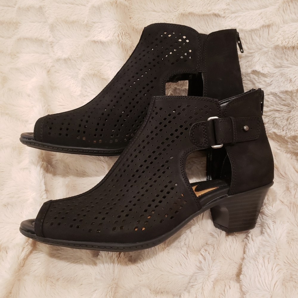 NWOB! Earth Keri Black Peep Toe Suede Leather Nubu